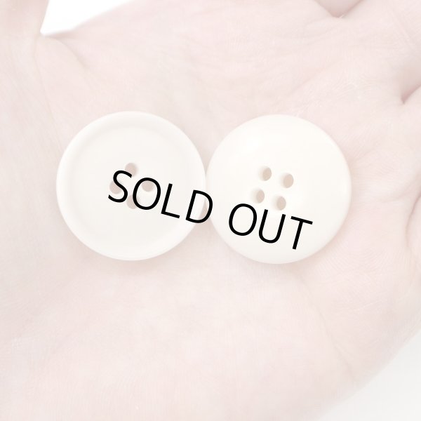 画像6: ナットボタン 四つ穴ボタン 【ホワイト】 白 フチ薄 スーツボタン ベーシック ウッド ボタン 6個入り 【25mm】 ボタンマート B-793 (6)