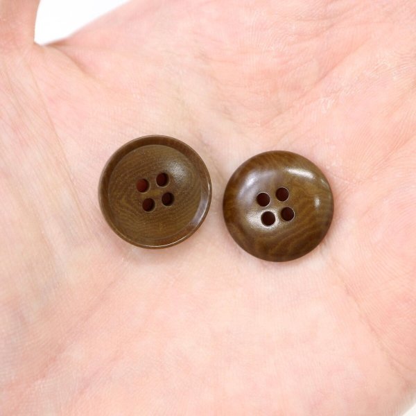 画像6: ナットボタン 四つ穴ボタン 【ブラウン】 茶色 フチ薄 スーツボタン ベーシック ウッド ボタン 12個入り 【18mm】 ボタンマート B-800 (6)