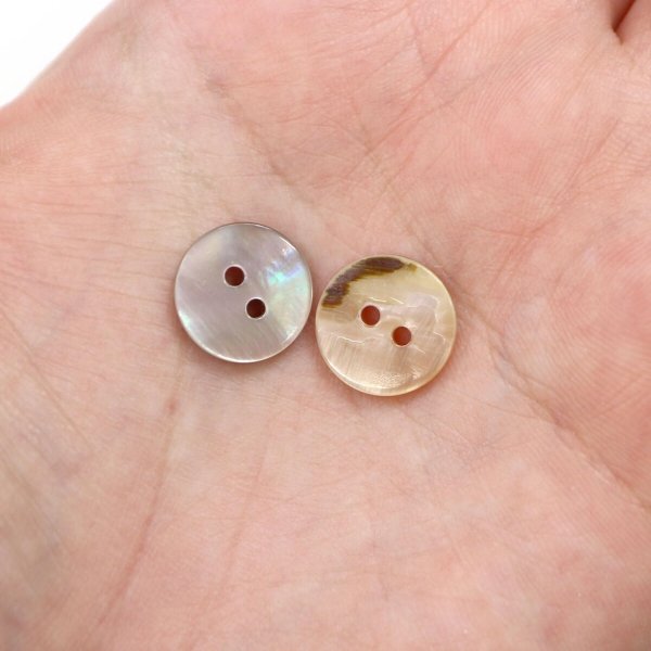 画像6: 淡水パール オーロラ 二つ穴ボタン シェルボタン 貝ボタン 貝製 片面 白 ホワイト ボタン 12個入り 【12.5mm】 ボタンマート B-891 (6)