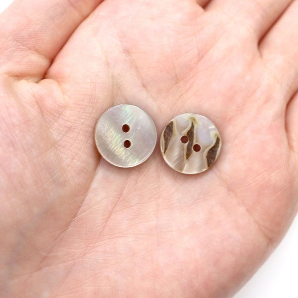 画像6: 淡水パール オーロラ 二つ穴ボタン シェルボタン 貝ボタン 貝製 片面 白 ホワイト ボタン 8個入り 【15mm】 ボタンマート B-892 (6)