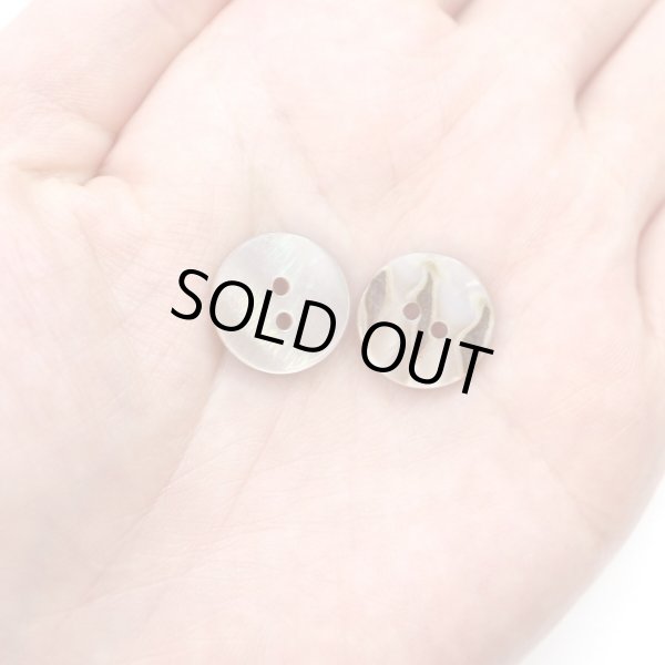 画像6: 淡水パール オーロラ 二つ穴ボタン シェルボタン 貝ボタン 貝製 片面 白 ホワイト ボタン 8個入り 【15mm】 ボタンマート B-892 (6)