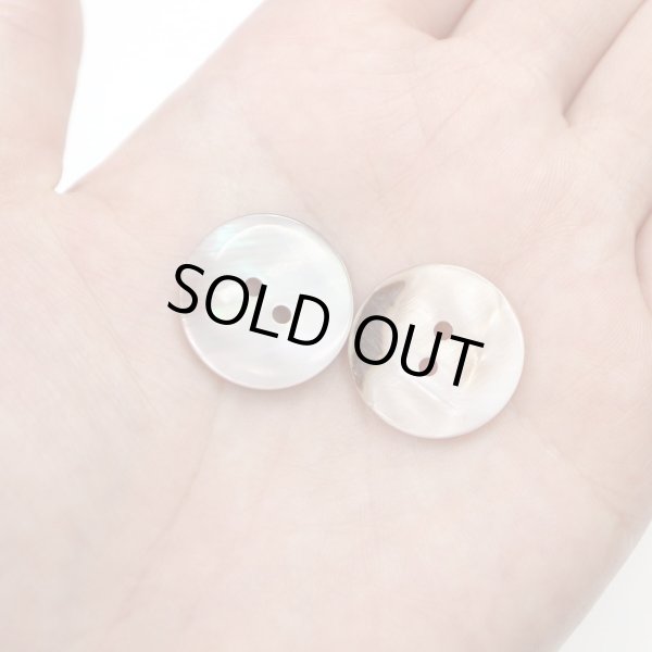 画像6: 淡水パール オーロラ 二つ穴ボタン シェルボタン 貝ボタン 貝製 片面 白 ホワイト ボタン 6個入り 【20mm】 ボタンマート B-894 (6)