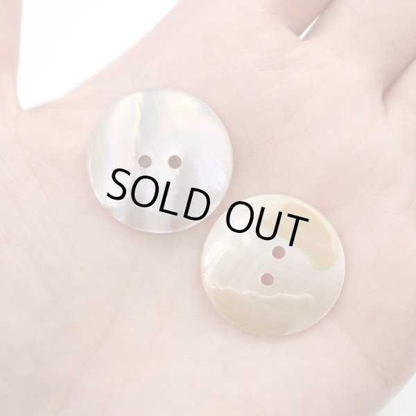 画像6: 淡水パール オーロラ 二つ穴ボタン シェルボタン 貝ボタン 貝製 片面 白 ホワイト ボタン 4個入り 【25mm】 ボタンマート B-896 (6)