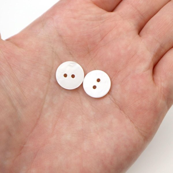 画像6: 淡水パール 二つ穴ボタン シェルボタン 貝ボタン 貝製 両面 白 ホワイト ボタン 12個入り 【12.5mm】 ボタンマート B-900 (6)
