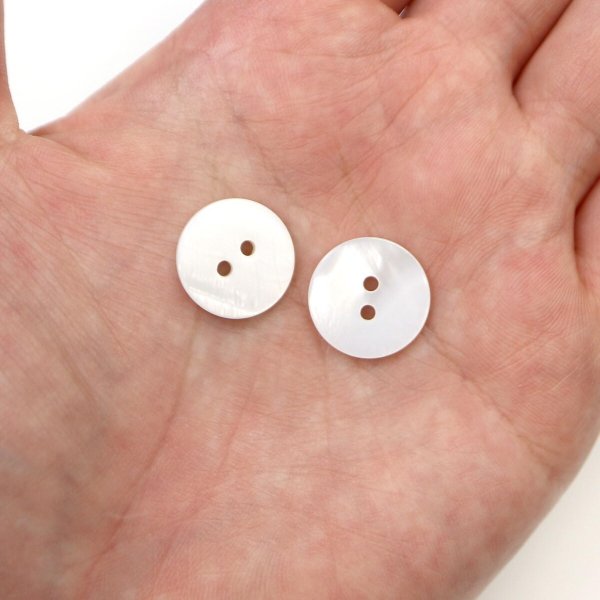 画像6: 淡水パール 二つ穴ボタン シェルボタン 貝ボタン 貝製 両面 白 ホワイト ボタン 8個入り 【15mm】 ボタンマート B-901 (6)