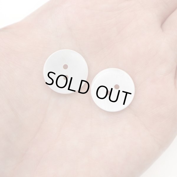 画像6: 淡水パール 二つ穴ボタン シェルボタン 貝ボタン 貝製 両面 白 ホワイト ボタン 6個入り 【18mm】 ボタンマート B-902 (6)